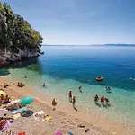 Apartmán In With Swimming Pool
