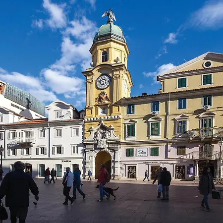 In With Swimming Pool شقة